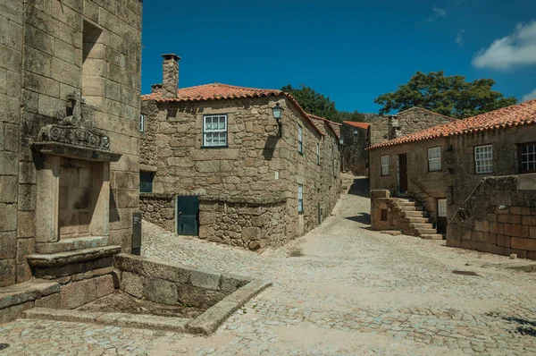 Casas feitas de pedra com árvore e beco deserto — Fotografia de Stock