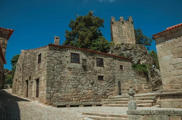 Casas de piedra con callejón en pendiente y torre —  Fotos de Stock