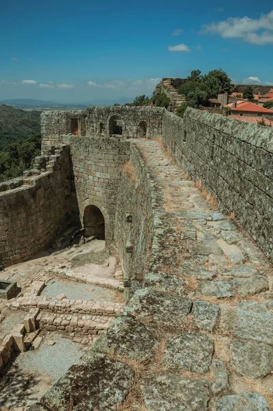 Шлях на кам'яній стіні з передніми воротами замку — стокове фото