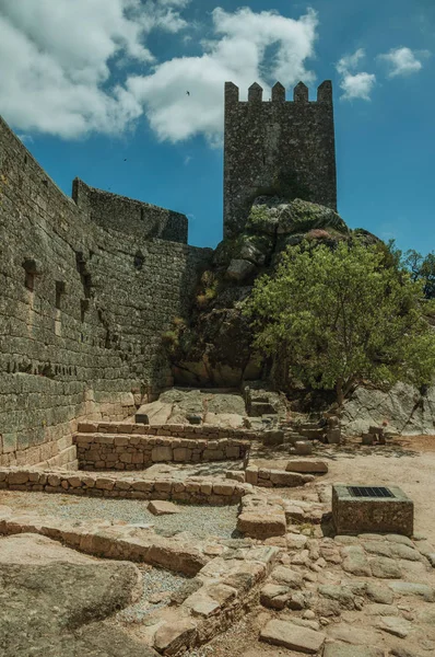 Шлях над стіною і вежею від утримування в замку — стокове фото
