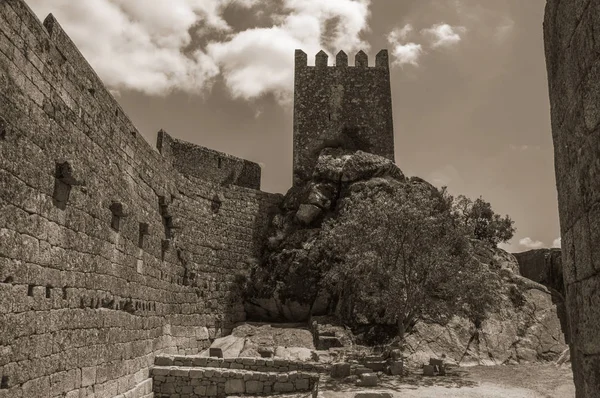 Шлях над стіною і вежею від утримування в замку — стокове фото
