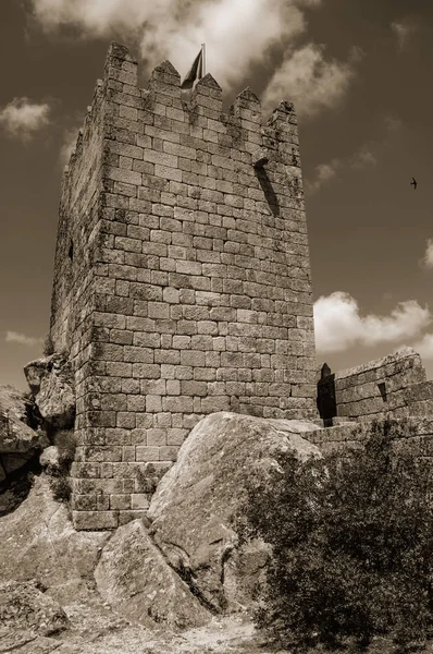 Torre quadrata sulla cima di una collina rocciosa in un castello — Foto Stock