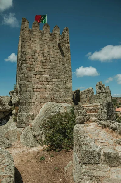 Négyszögletes torony a sziklás domb tetején, kastélyban — Stock Fotó