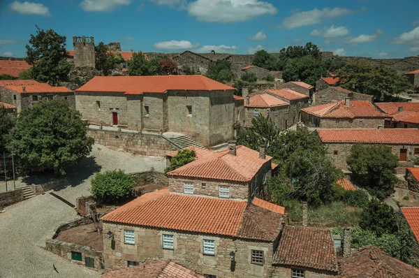 Casas góticas y capilla con plaza desierta en pendiente — Foto de Stock