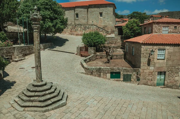 Casas de pedra e capela circundando uma praça com pelourinho — Fotografia de Stock