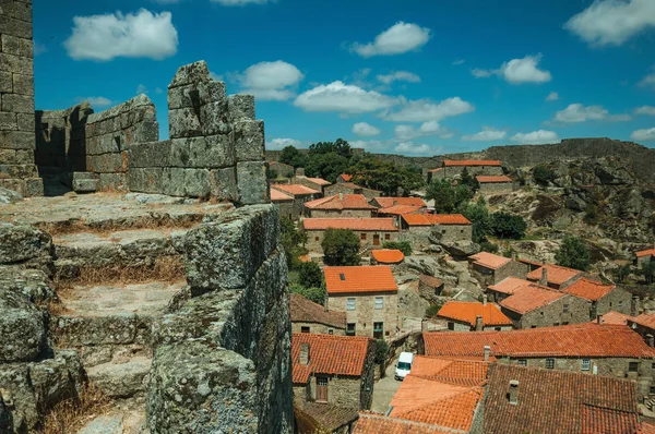 Camino sobre muro de piedra junto a tejados de casas antiguas — Foto de Stock