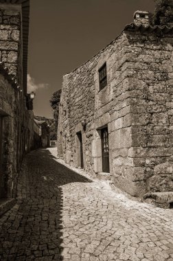 Taş ve camlı pencereden yapılmış ev