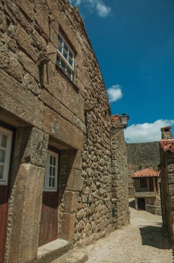 Ahşap kapılı taştan ev