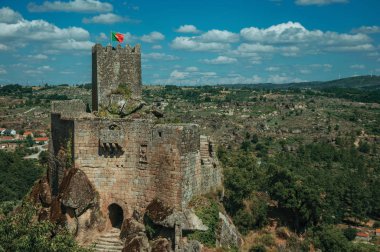 Kayalık kayalık üzerinde taş kale ve kule