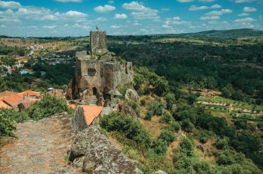 Kayalık kayalık üzerinde taş kale ve kule