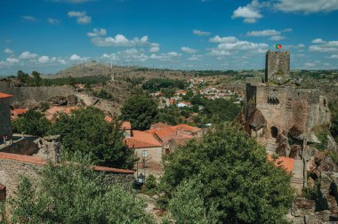Kayalık kayalık üzerinde taş kale ve kule