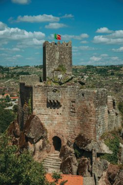 Kayalık kayalık üzerinde taş kale ve kule