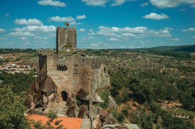 Kayalık kayalık üzerinde taş kale ve kule