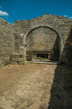 Rahmet Kilisesi harabelerinde taş duvarlar ve kemer