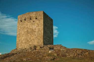 Kayalık tepe üzerinde taş kare kule