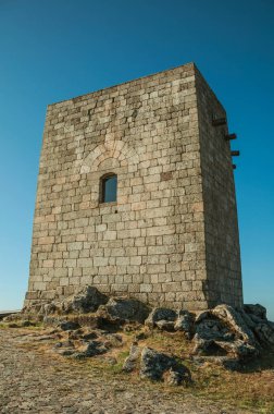 Guarda kayalık tepe üzerinde Taş kare kule