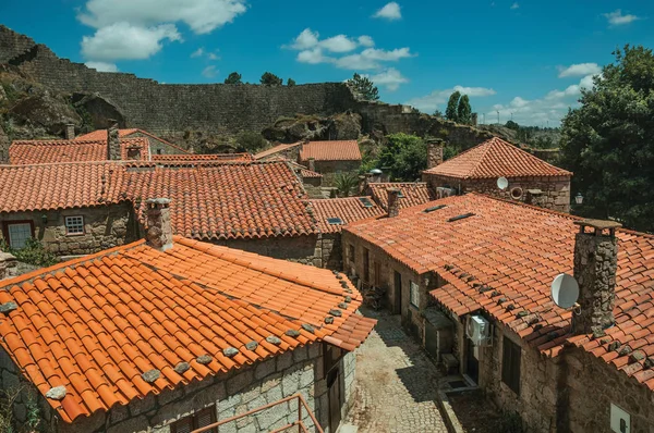 Techos de casas antiguas con chimeneas y callejón desierto — Foto de Stock