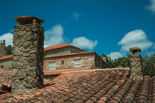 Techos de casas antiguas con chimeneas — Foto de Stock