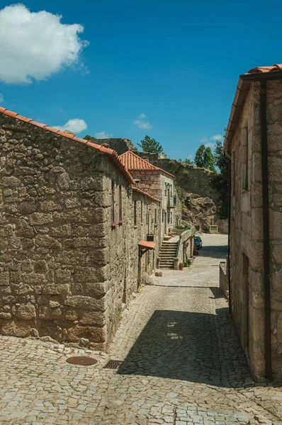 Casas de piedra con escalera en un callejón — Foto de Stock