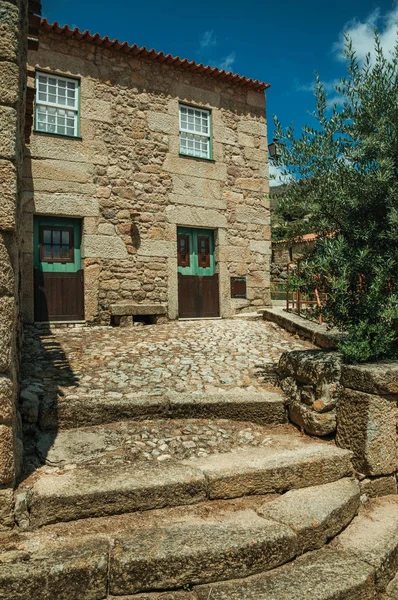 Hus av sten med stora trappsteg och trädörr — Stockfoto