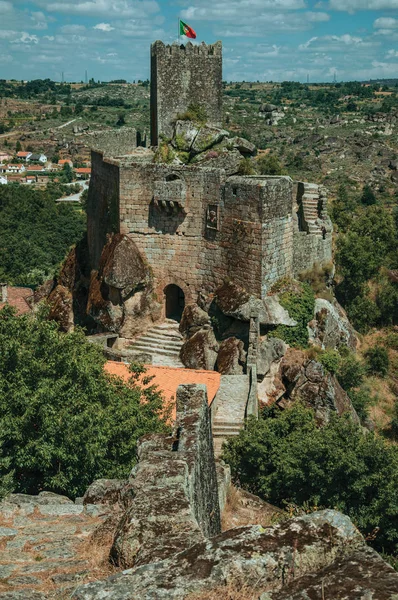Кам'яний замок і вежа над скелястим скелею — стокове фото