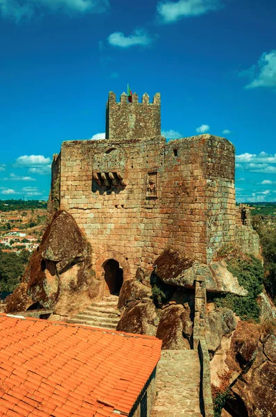 Steinburg und Turm über felsiger Klippe — Stockfoto