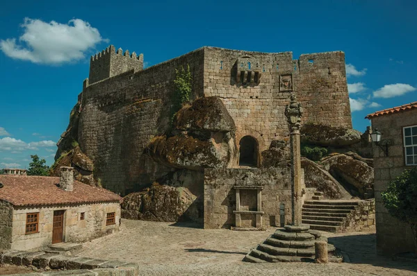 Castelo e casas antigas cercando praça com pelourinho — Fotografia de Stock