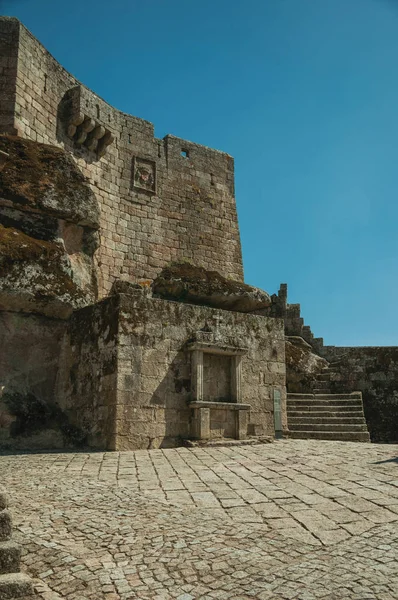 階段とゲートウェイ付きの石の城のファサード — ストック写真