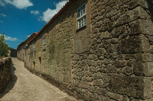 Yamaçta bir sokakta taştan yapılmış duvarlı ev — Stok fotoğraf