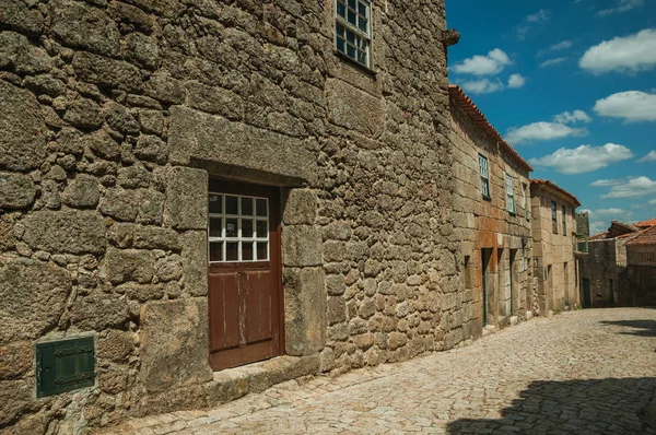 Ahşap kapı lı ve ıssız sokak taştan yapılmış ev — Stok fotoğraf