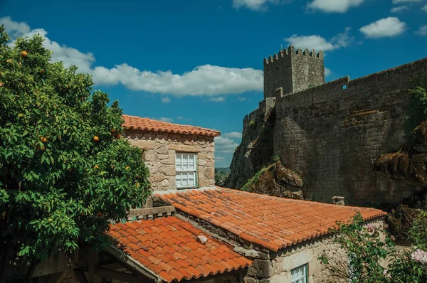 Casas de piedra con naranjo y castillo — Foto de Stock