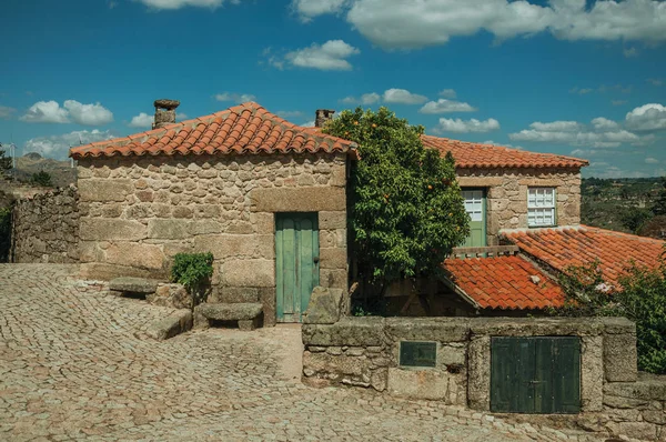 Casas de pedra com porta de madeira e beco deserto — Fotografia de Stock