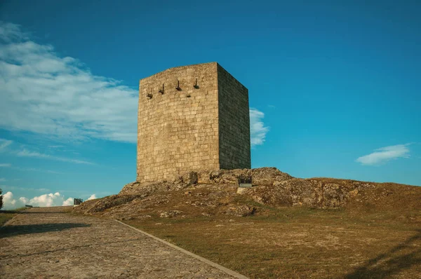 Кам'яна квадратна вежа над скелястим пагорбом — стокове фото