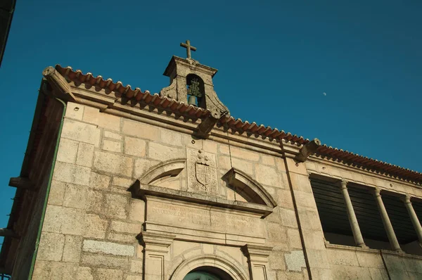 Fachada do edifício barroco feito de pedra e céu azul — Fotografia de Stock