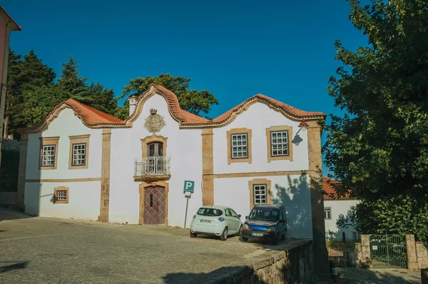 Bâtiment ancien et voitures garées devant la petite place à Guarda — Photo