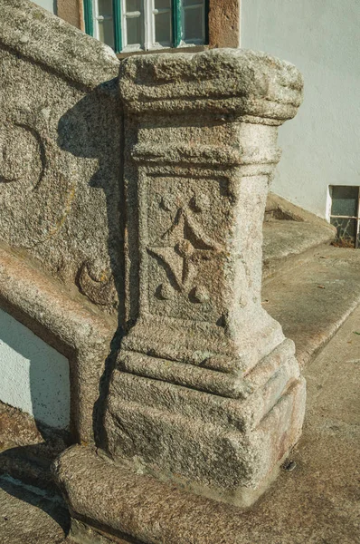 Stone baluster faragott díszítéssel a Guarda — Stock Fotó