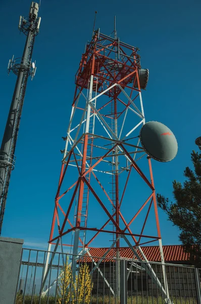 Guarda'da antenli telekomünikasyon kuleleri — Stok fotoğraf