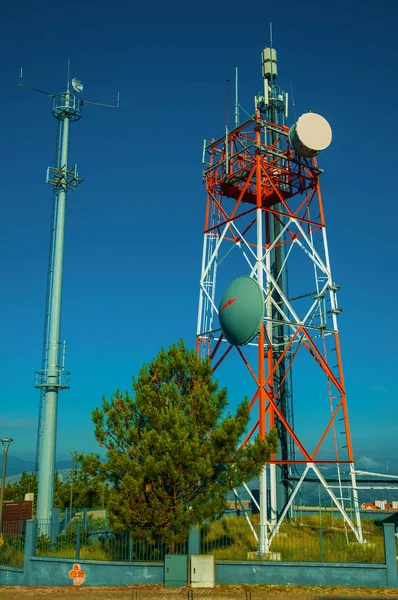Antenli telekomünikasyon kuleleri — Stok fotoğraf