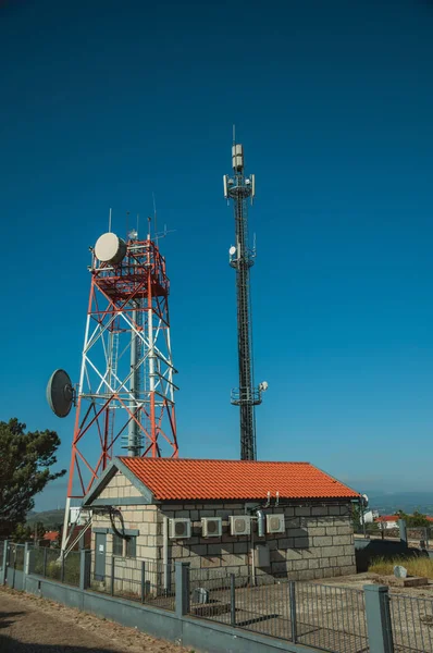 Bir temel alıcı-verici istasyonunda telekomünikasyon kuleleri — Stok fotoğraf