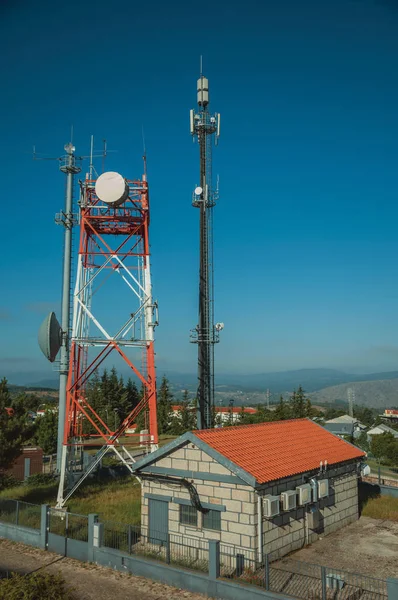 Telekomunikační věže na základně vysílače — Stock fotografie