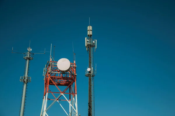 Antenli ve mavi gökyüzüne sahip telekomünikasyon kuleleri — Stok fotoğraf