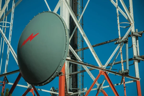 Bir kule ve mavi gökyüzünde şanzıman anten çanak — Stok fotoğraf