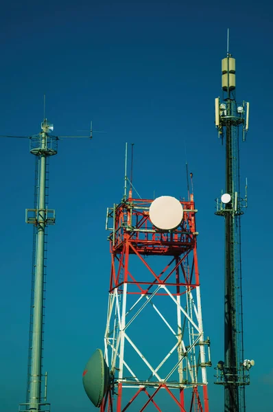 Antenli ve mavi gökyüzüne sahip telekomünikasyon kuleleri — Stok fotoğraf