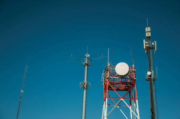 Antenli ve mavi gökyüzüne sahip telekomünikasyon kuleleri — Stok fotoğraf