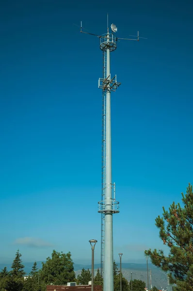 Telekomunikační věž s anténami — Stock fotografie