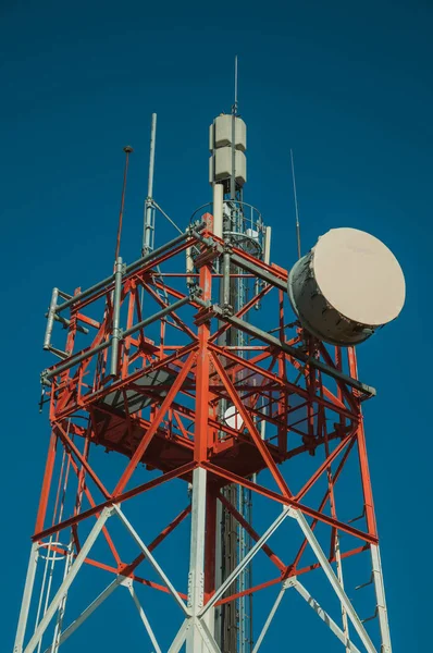 Plato de antena de transmisión en una torre y cielo azul — Foto de Stock