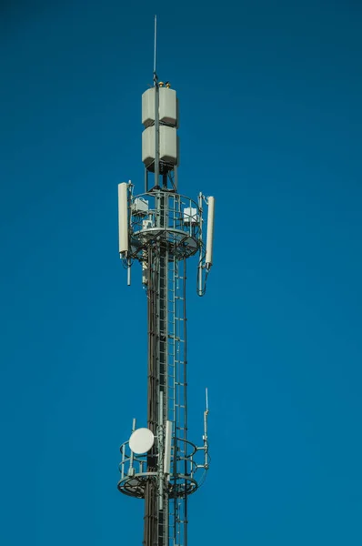 Antenler ile telekomünikasyon Kulesi — Stok fotoğraf