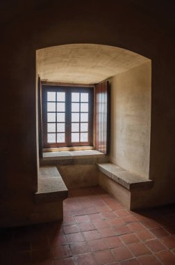 Evoramonte Kalesi'nde bank ve pencereli salon