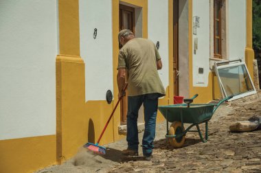 Mason Evoramonte sokakta evin önünde çalışıyor