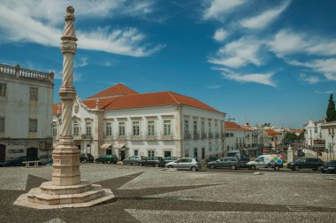 Estremoz eski binalar ile kare Pillory